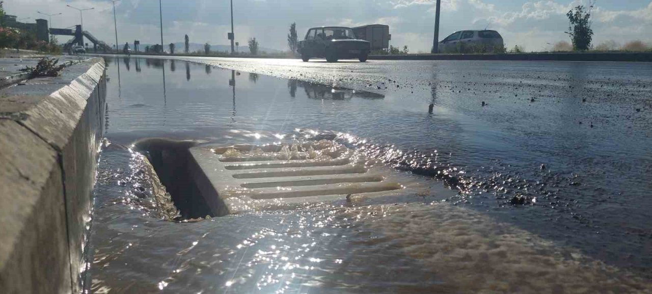Erzurum’da yağmur sele dönüştü