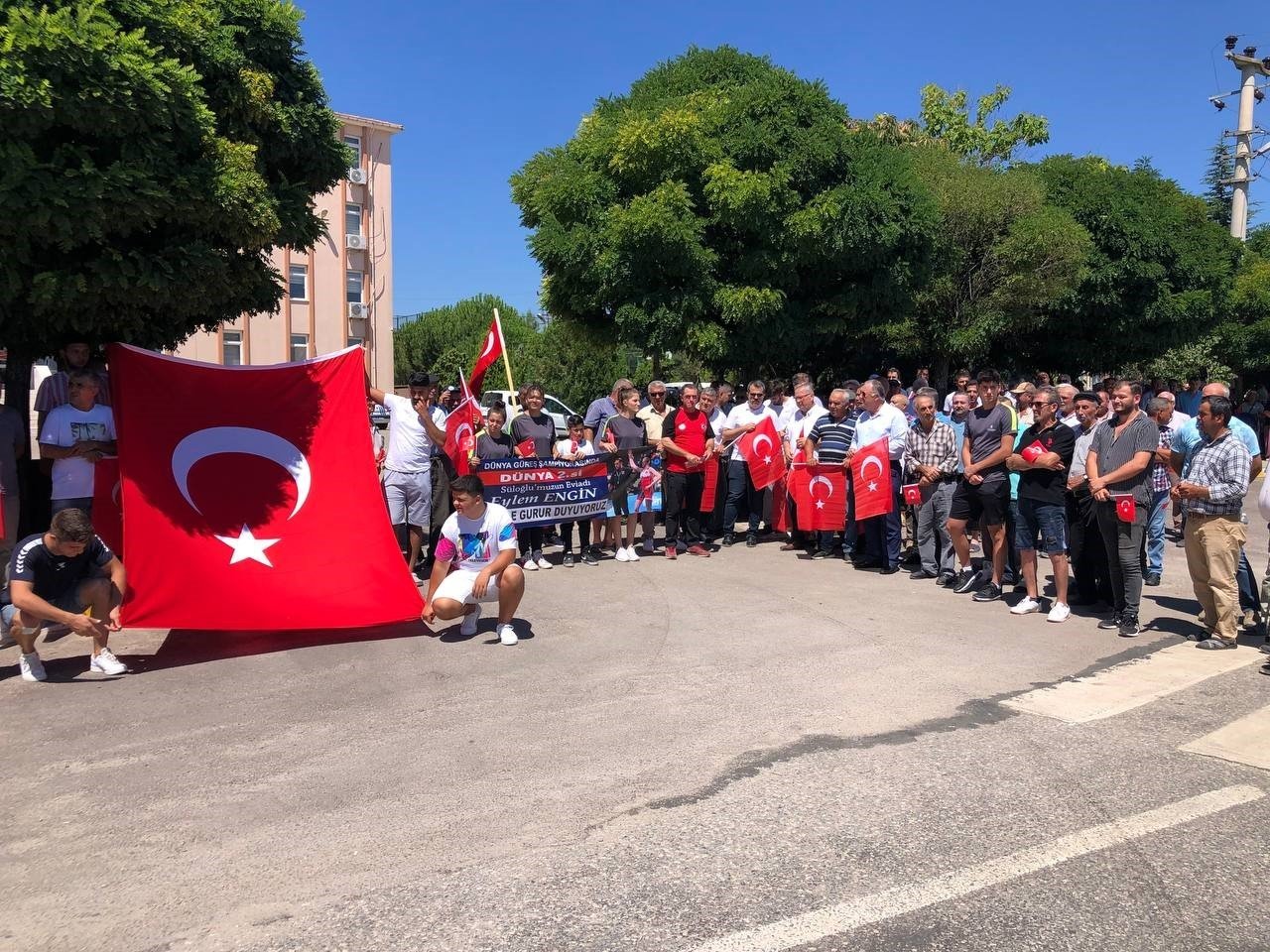 Dünya ikincisi güreşçi memleketinde coşkuyla karşılandı