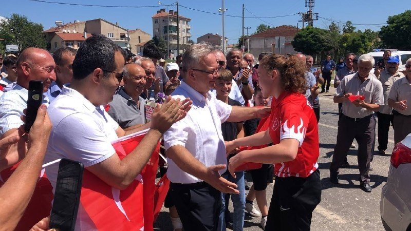 Dünya ikincisi güreşçi memleketinde coşkuyla karşılandı