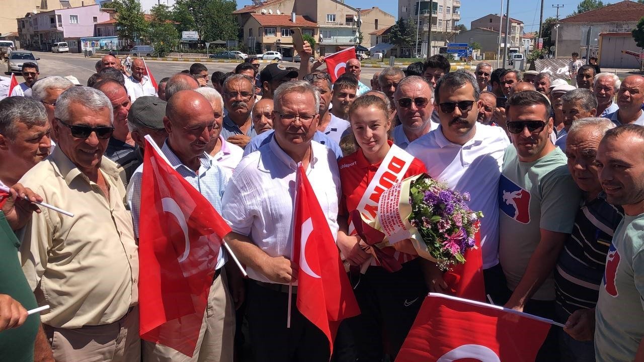 Dünya ikincisi güreşçi memleketinde coşkuyla karşılandı