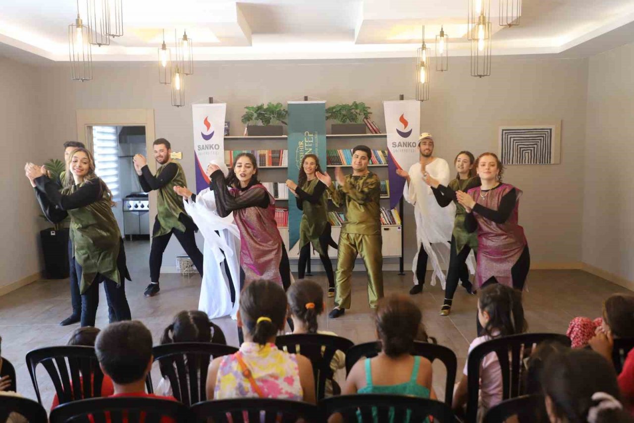 Depremden etkilenen çocuklara tiyatro etkinliği düzenlendi