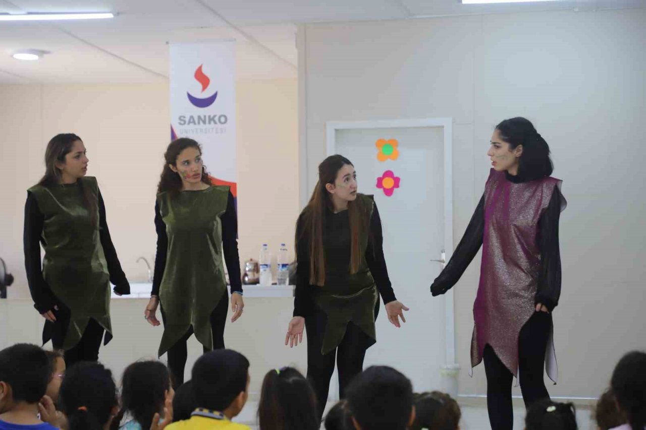 Depremden etkilenen çocuklara tiyatro etkinliği düzenlendi