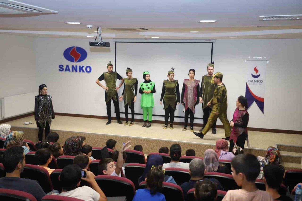 Depremden etkilenen çocuklara tiyatro etkinliği düzenlendi