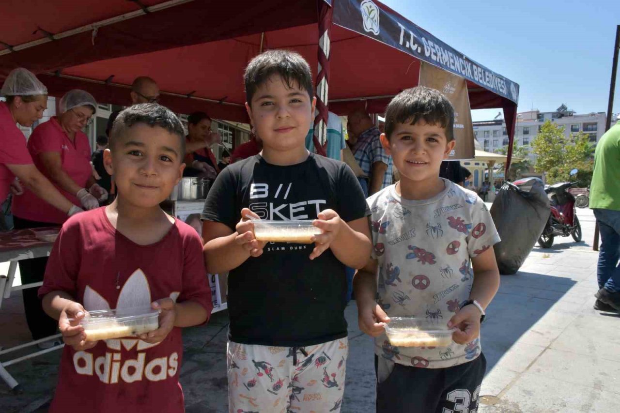 Germencik Belediyesi vatandaşlara aşure ikramında bulundu