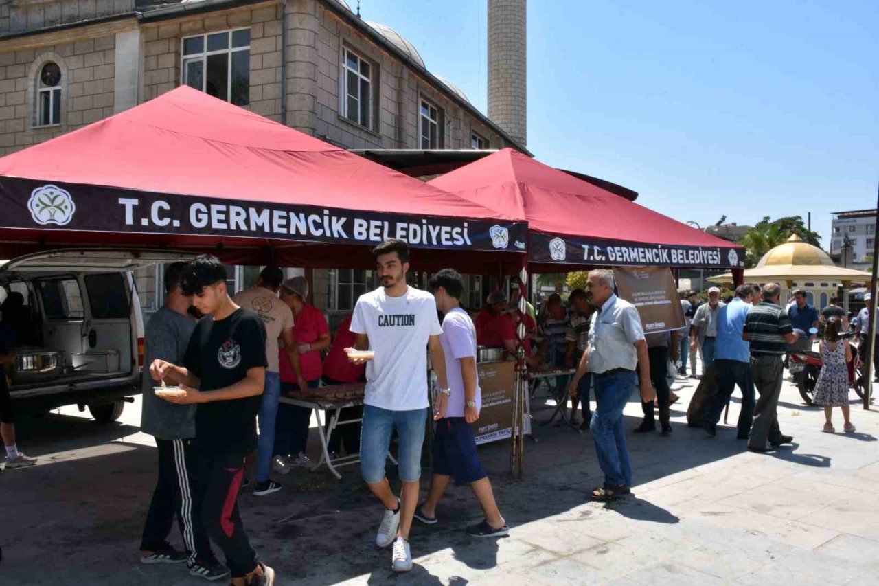 Germencik Belediyesi vatandaşlara aşure ikramında bulundu