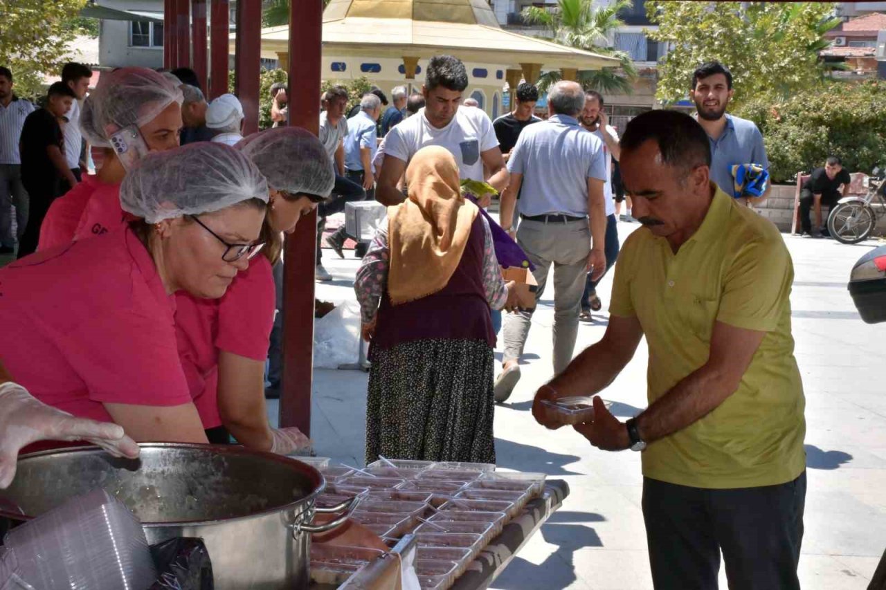 Germencik Belediyesi vatandaşlara aşure ikramında bulundu