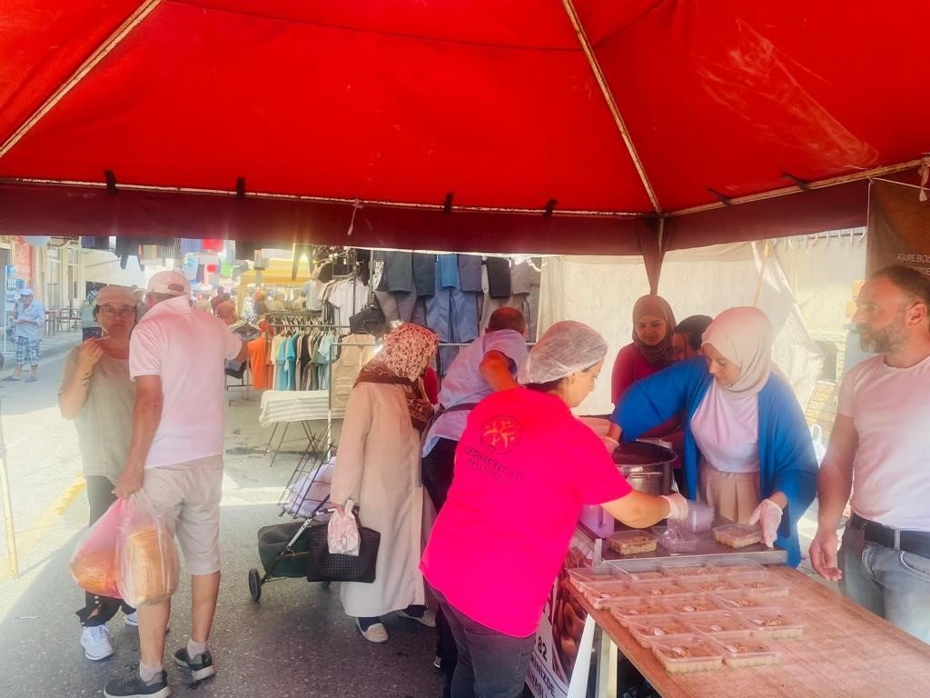 Germencik Belediyesi vatandaşlara aşure ikramında bulundu