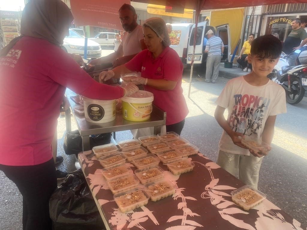 Germencik Belediyesi vatandaşlara aşure ikramında bulundu