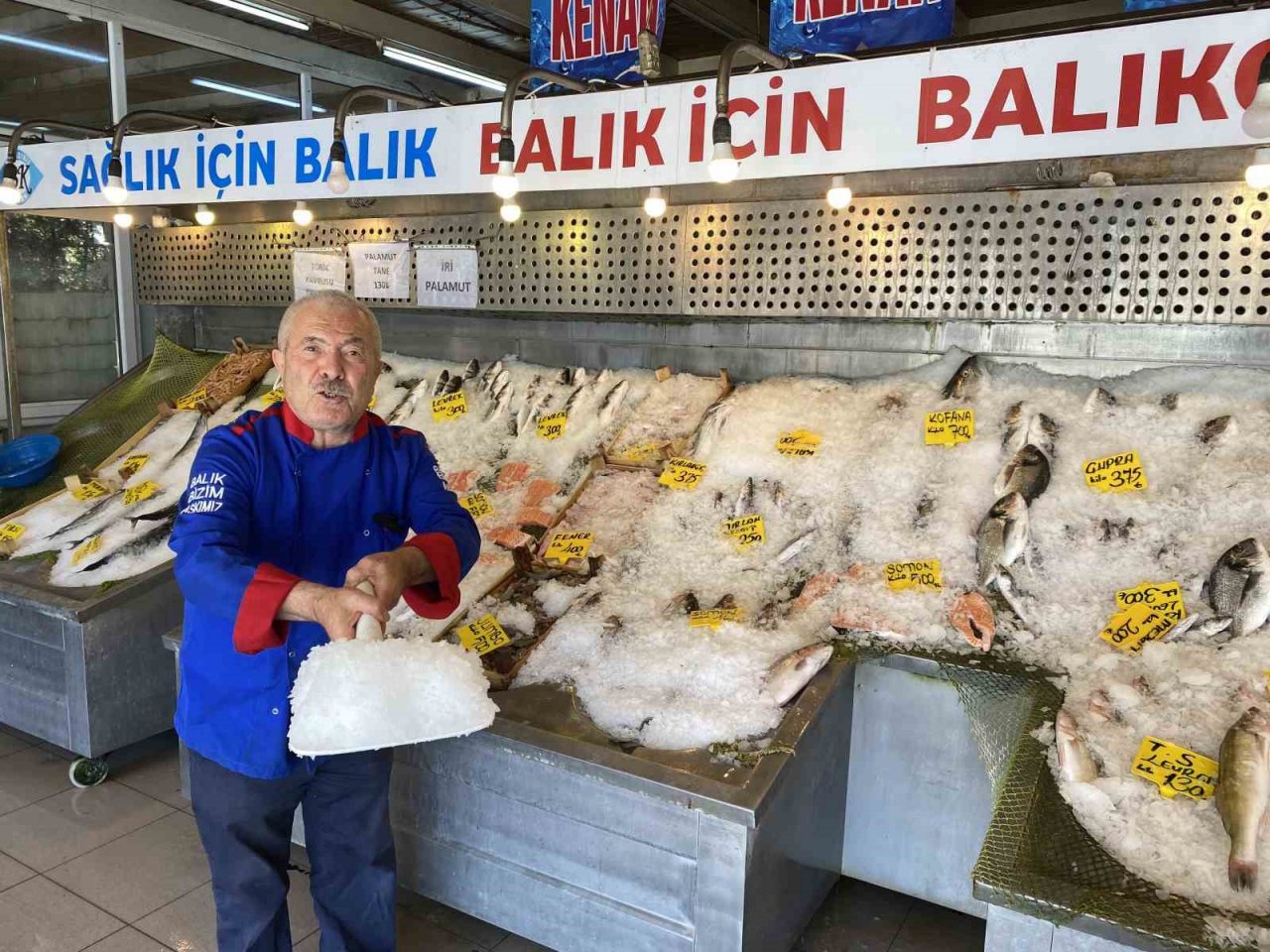 Sıcak havalarda balıklar tezgahta buzla korunuyor