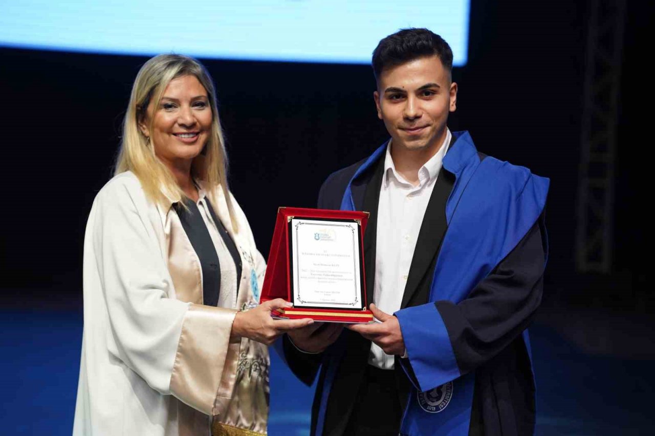 İstanbul Esenyurt Üniversitesi 2022-2023 Eğitim-Öğretim Yılı Mezuniyet Töreni gerçekleşti