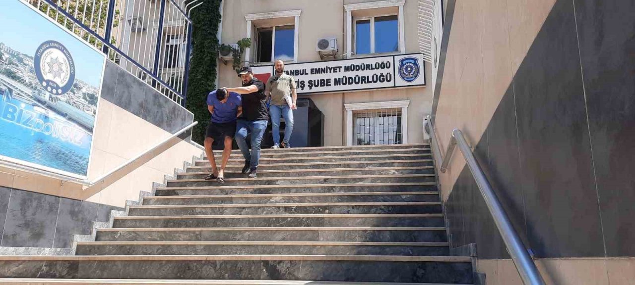 İstanbul’da bir AVM’de hırsızlık anı kamerada: Rahat tavırlarla kadının çantasını çalan şahıs yakalandı