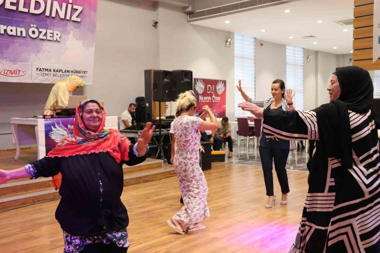 Kadınlar matinesinde buluşan kadınlar gönüllerince eğlendi