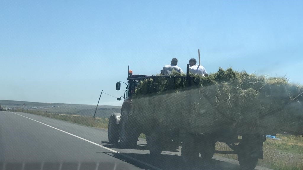 Kars’ta traktör römorkunda tehlikeli yolculuk
