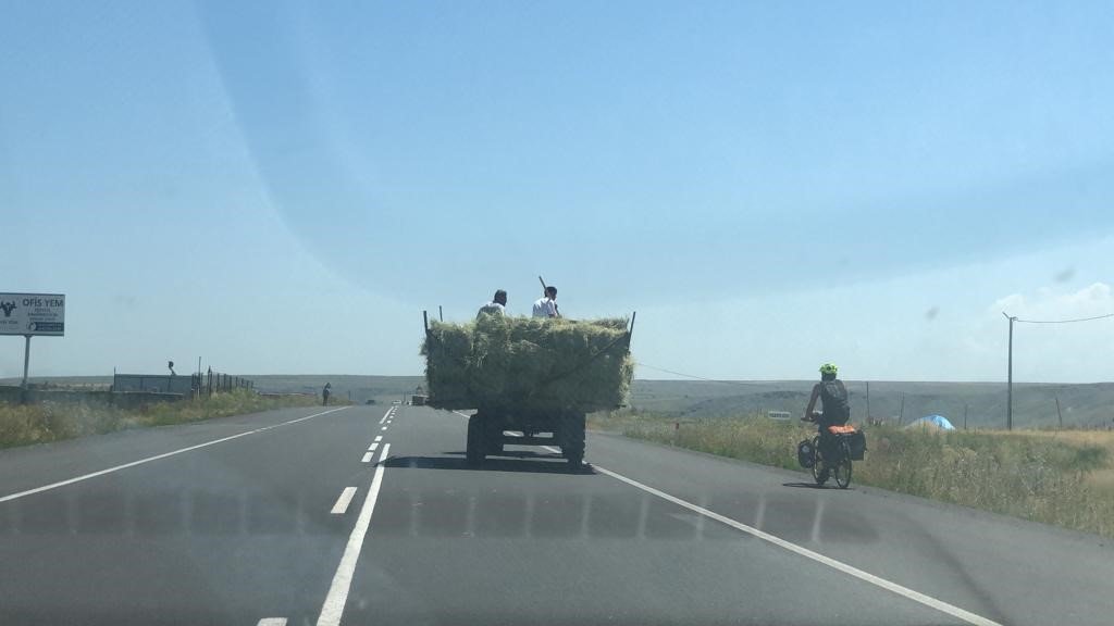 Kars’ta traktör römorkunda tehlikeli yolculuk