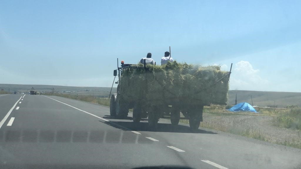 Kars’ta traktör römorkunda tehlikeli yolculuk