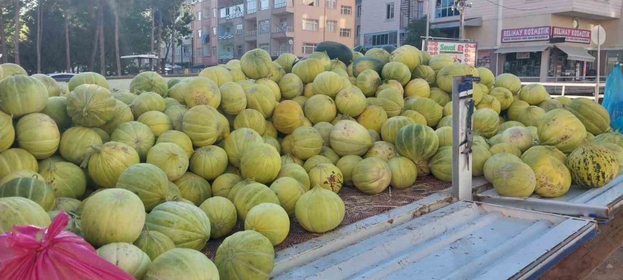 Çorum’un meşhur ’10 dilim kavunu’ tezgahlarda yerini aldı