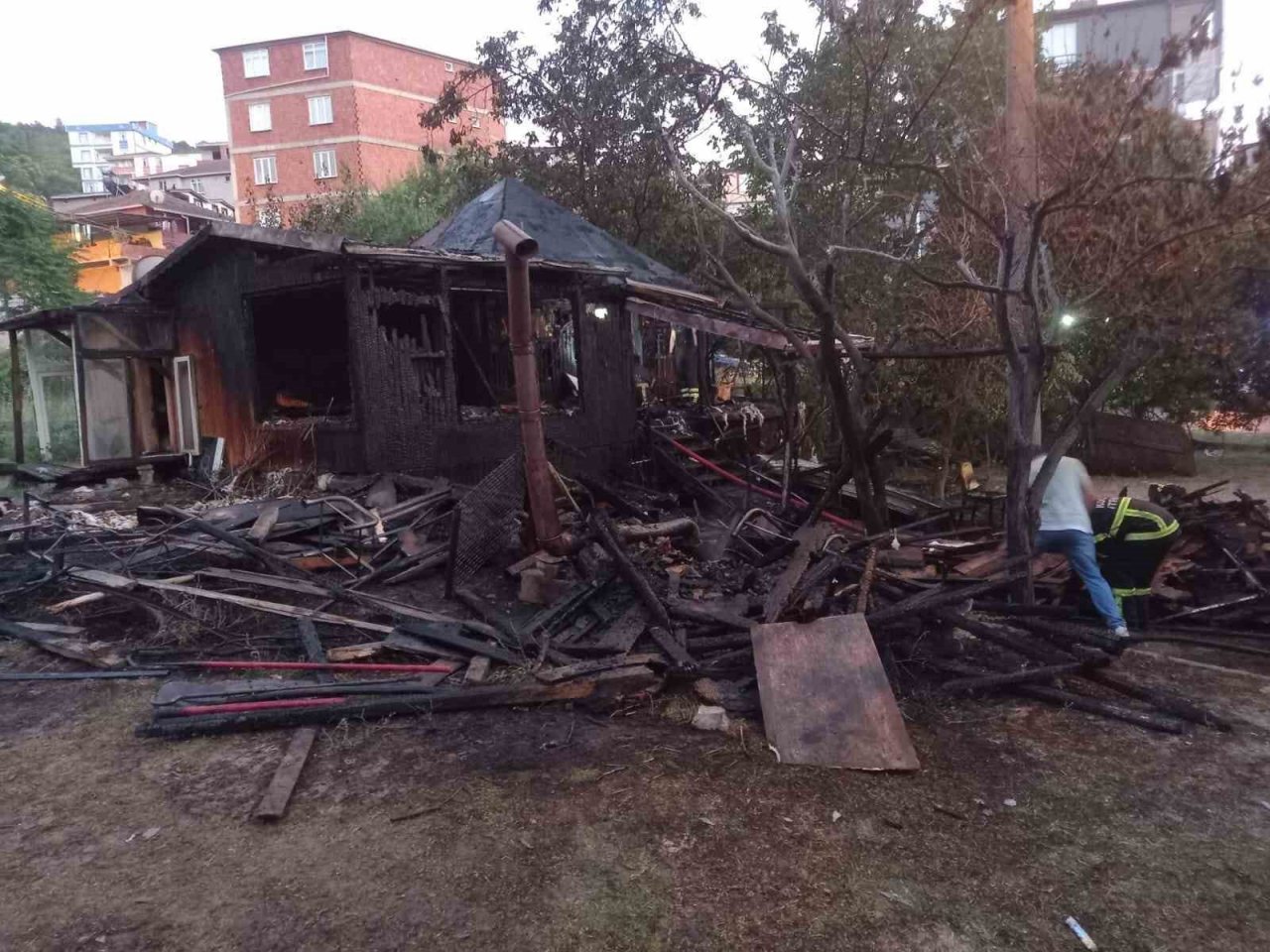 Kocaeli’de ahşap ev alev alev yandı