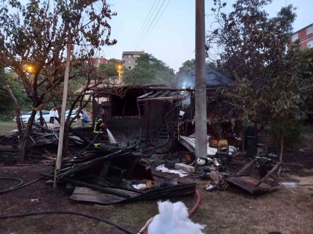 Kocaeli’de ahşap ev alev alev yandı