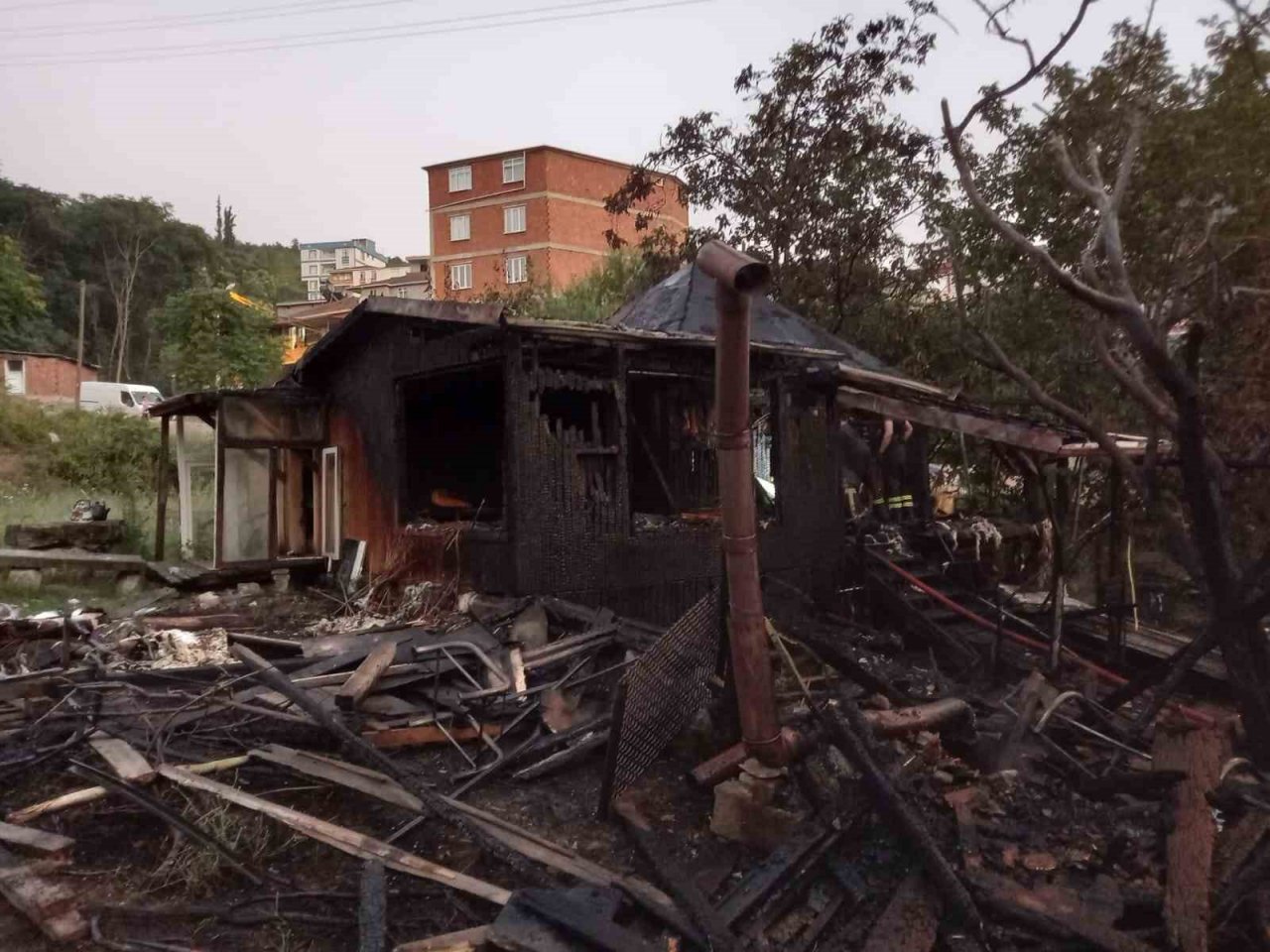 Kocaeli’de ahşap ev alev alev yandı