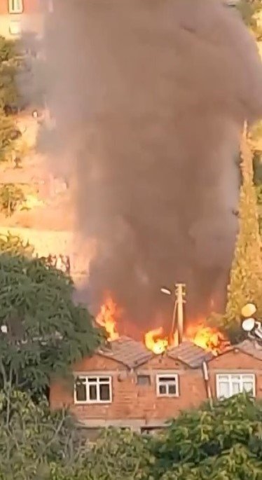 Kocaeli’de ahşap ev alev alev yandı