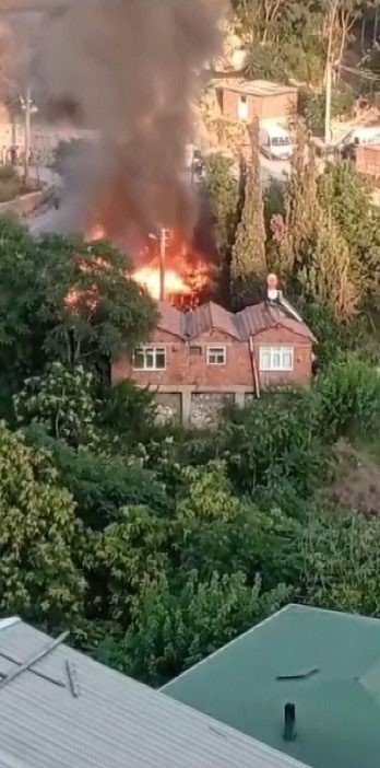 Kocaeli’de ahşap ev alev alev yandı