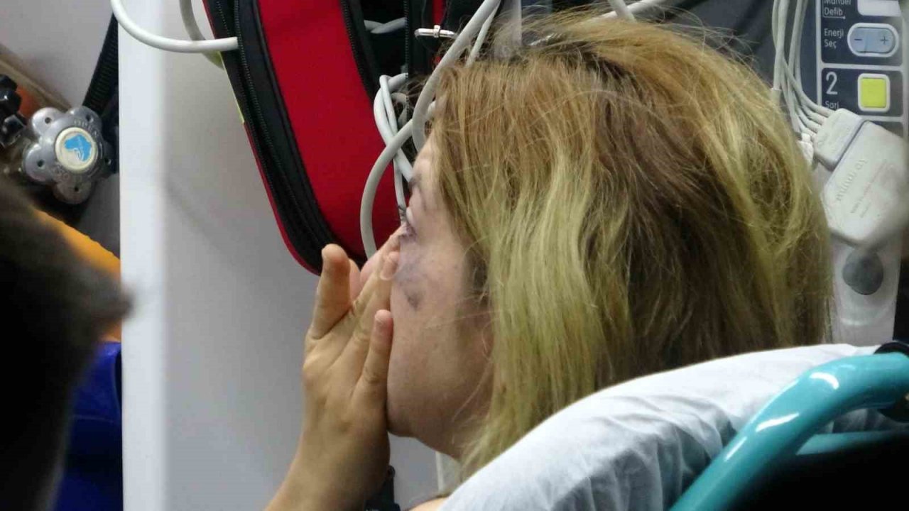 Otomobil içinde darp ettiği 2 kadını cadde ortasına bırakıp kaçtı