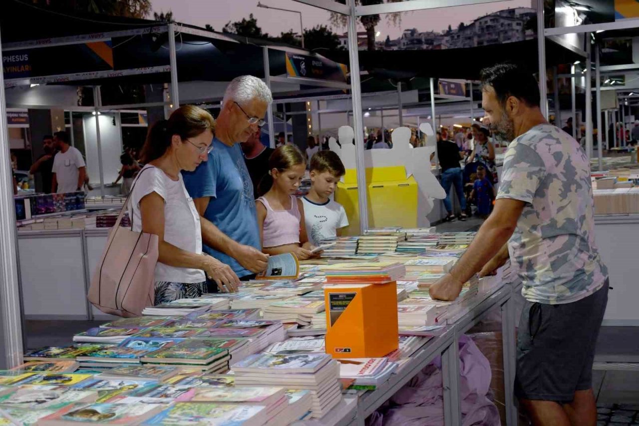 Kuşadası Kitap Fuarı’na Yoğun İlgi