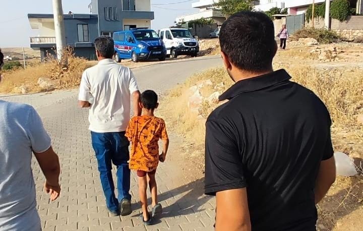 Mardin’de kayıp ihbarı verilen çocuk komşunun avlusunda uyurken bulundu