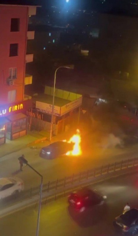 Pendik’te yakıt kaçağı olan araç alev alev yandı