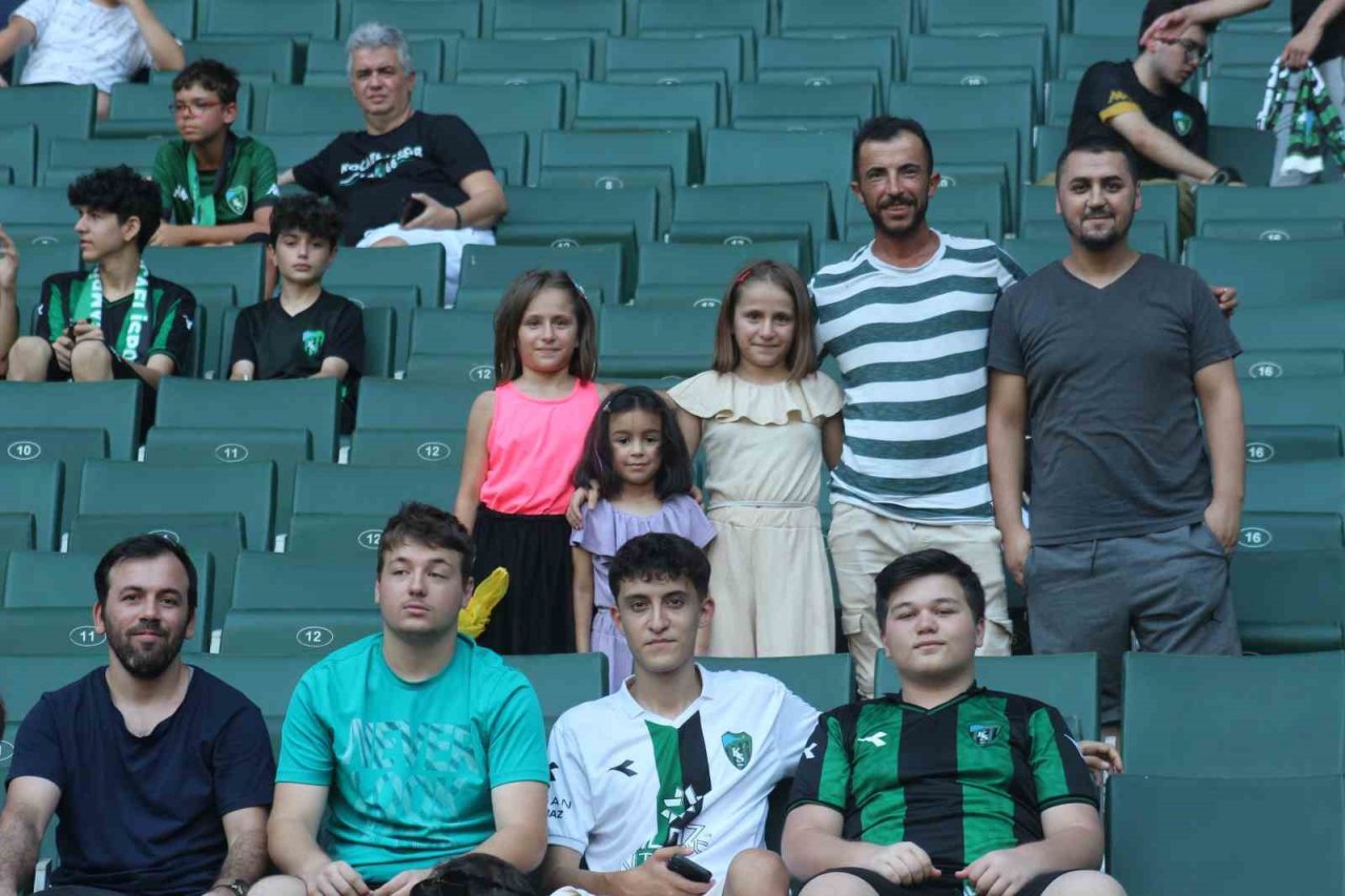 Demet Akalın, Kocaelispor için stadyumda konser verdi