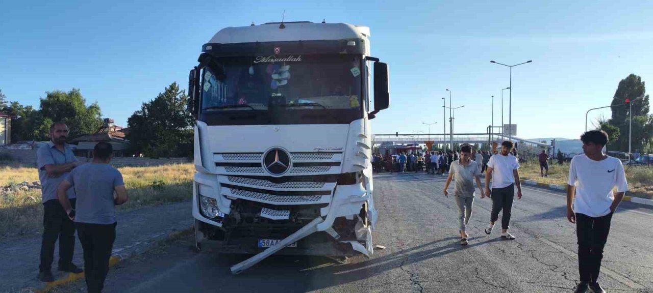 Düğün konvoyunda kaza: 4 yaralı