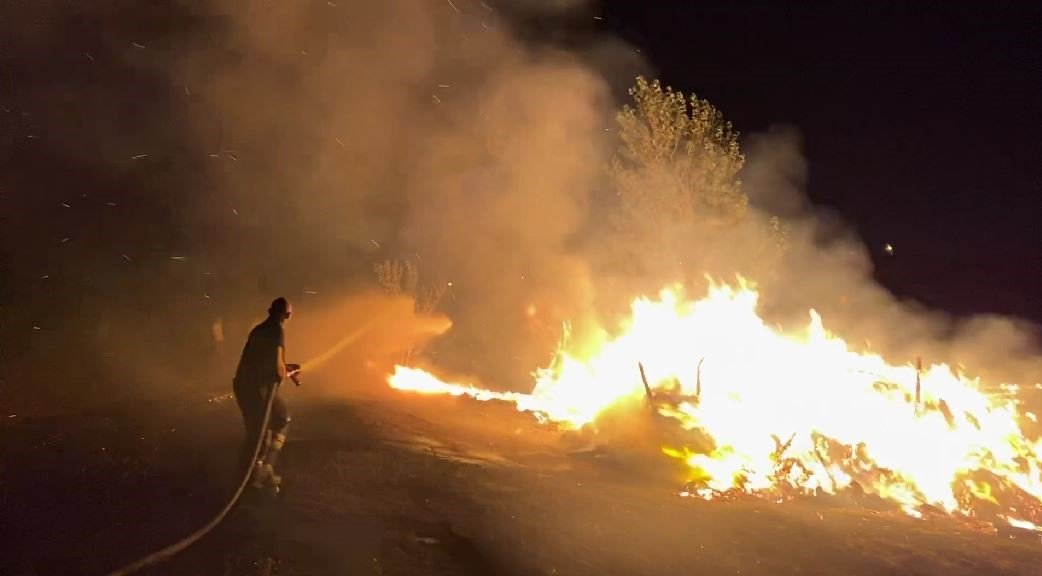 Çiftlik yangınında alevler geceyi aydınlattı