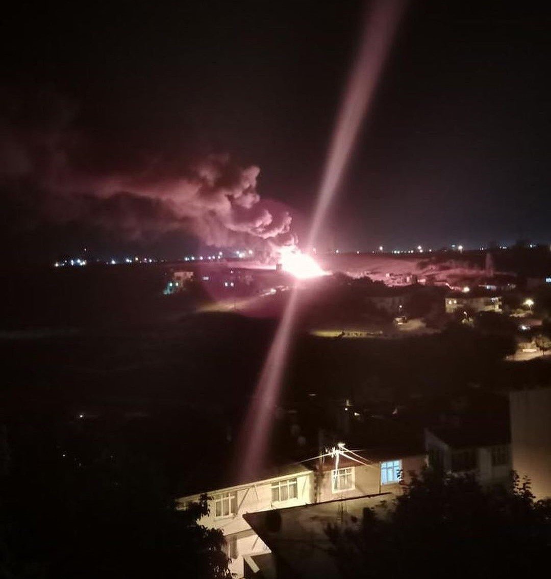 Çiftlik yangınında alevler geceyi aydınlattı