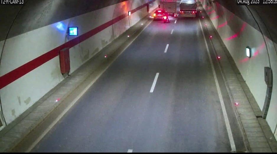 Tünel içinde hatalı sollama yapan kamyon kazaya sebeb oldu, o anlar tünel kameralarına yansıdı