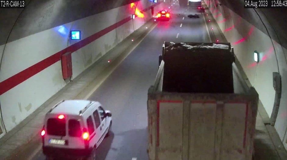 Tünel içinde hatalı sollama yapan kamyon kazaya sebeb oldu, o anlar tünel kameralarına yansıdı