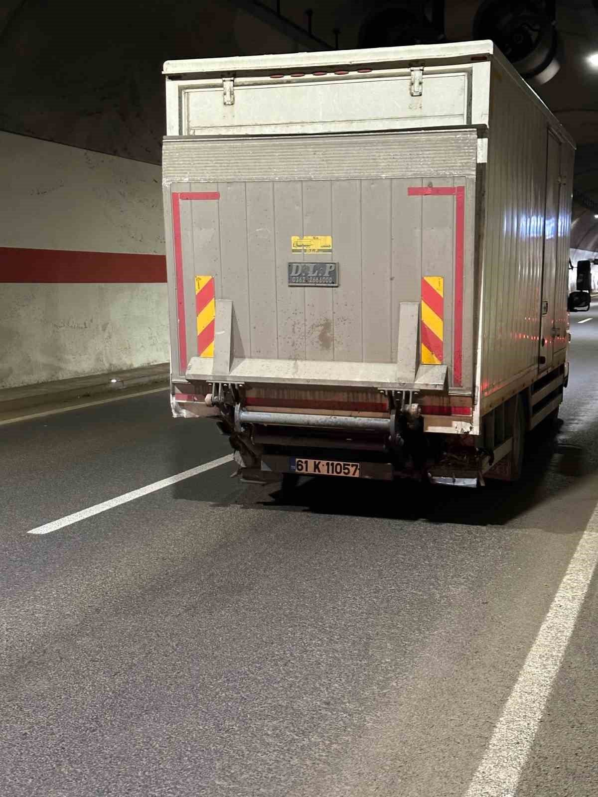 Tünel içinde hatalı sollama yapan kamyon kazaya sebeb oldu, o anlar tünel kameralarına yansıdı