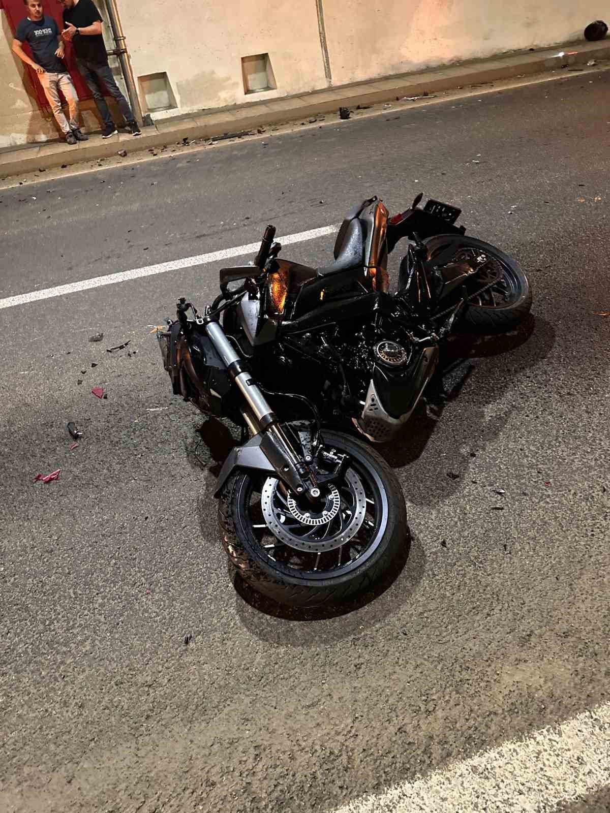 Tünel içinde hatalı sollama yapan kamyon kazaya sebeb oldu, o anlar tünel kameralarına yansıdı