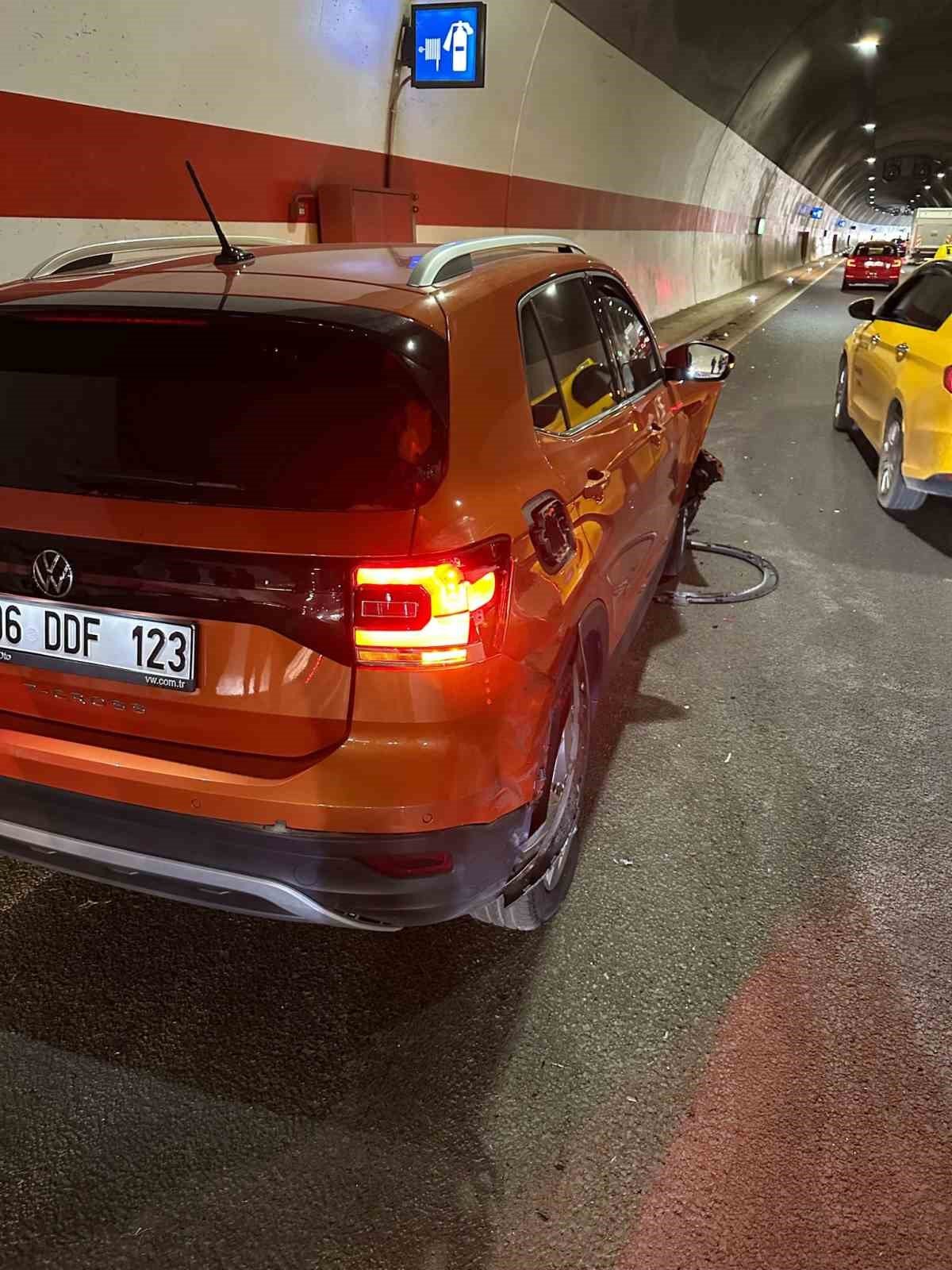 Tünel içinde hatalı sollama yapan kamyon kazaya sebeb oldu, o anlar tünel kameralarına yansıdı