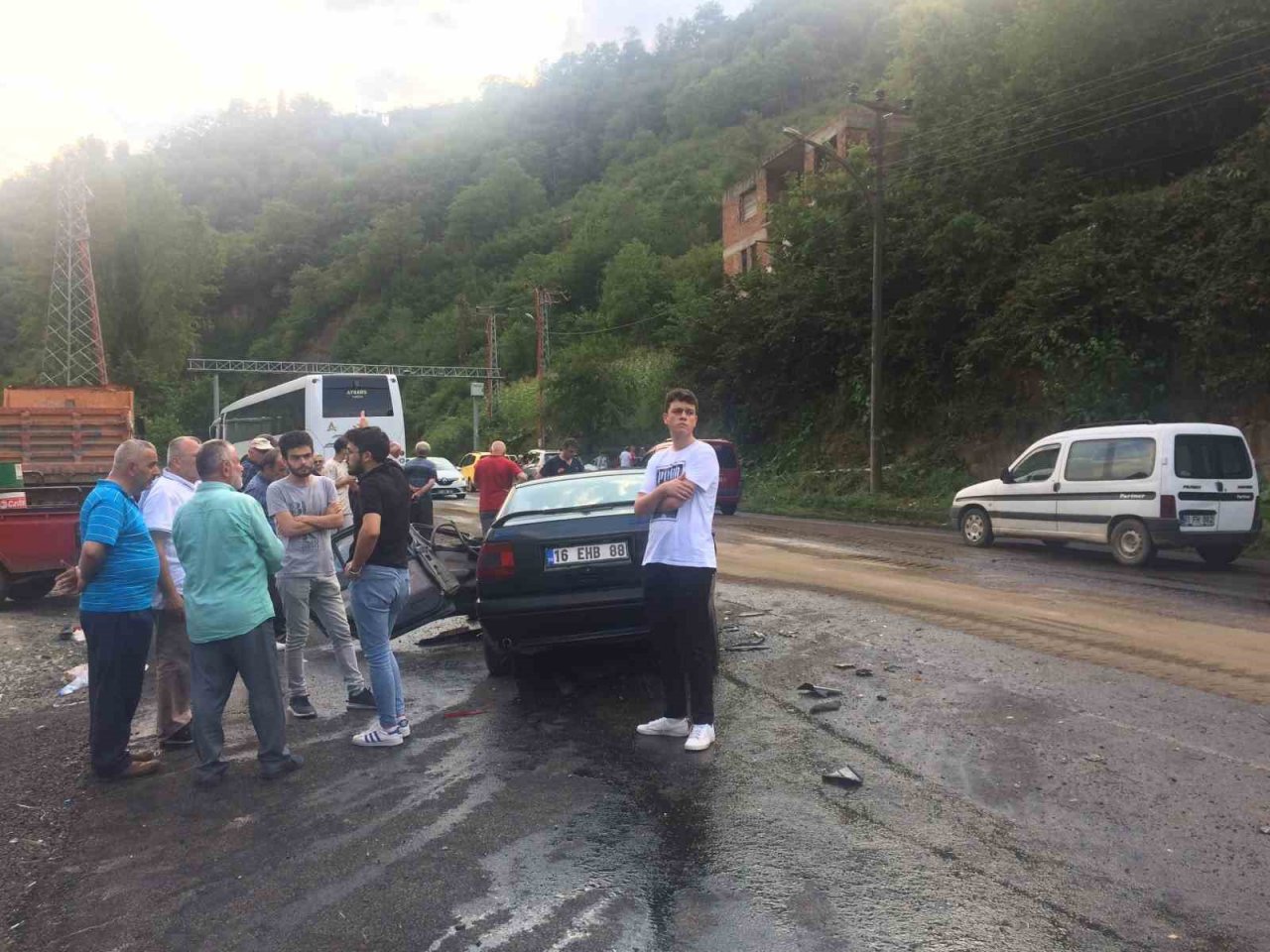 Trabzon’da tur otobüsü ile otomobil çarpıştı: 3 yaralı