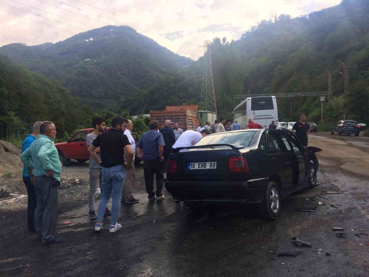 Trabzon’da tur otobüsü ile otomobil çarpıştı: 3 yaralı