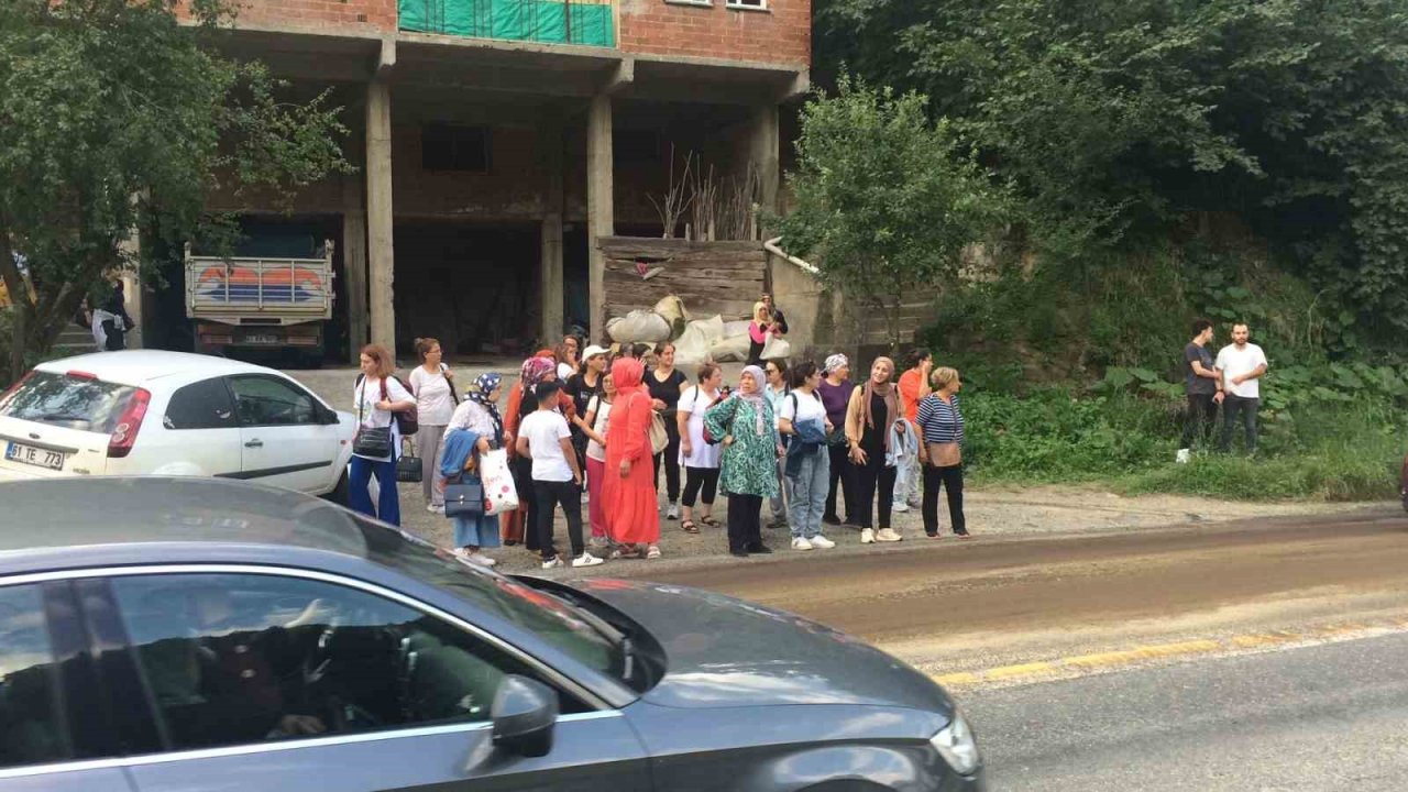Trabzon’da tur otobüsü ile otomobil çarpıştı: 3 yaralı