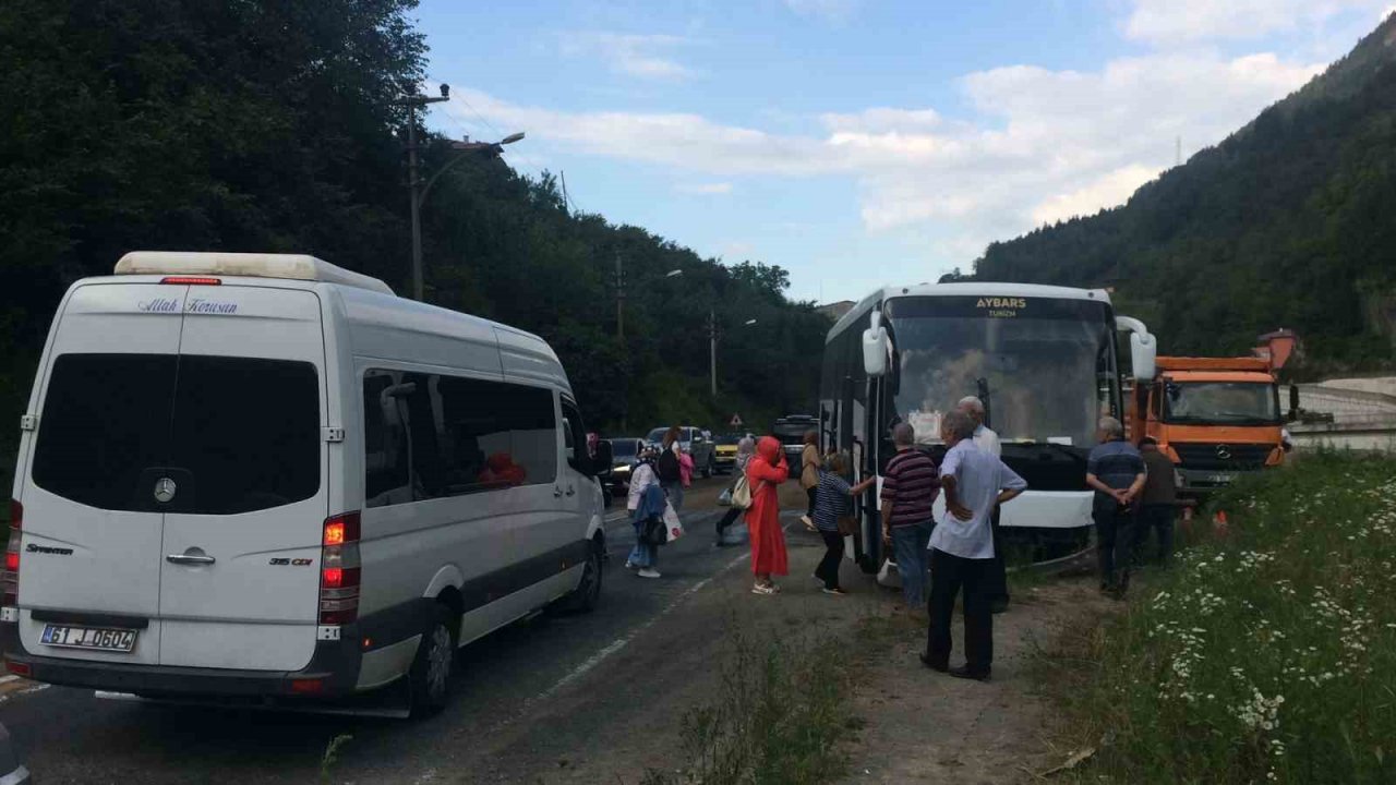Trabzon’da tur otobüsü ile otomobil çarpıştı: 3 yaralı