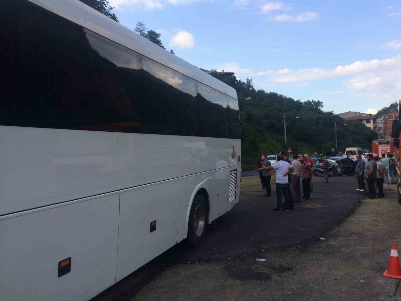 Trabzon’da tur otobüsü ile otomobil çarpıştı: 3 yaralı