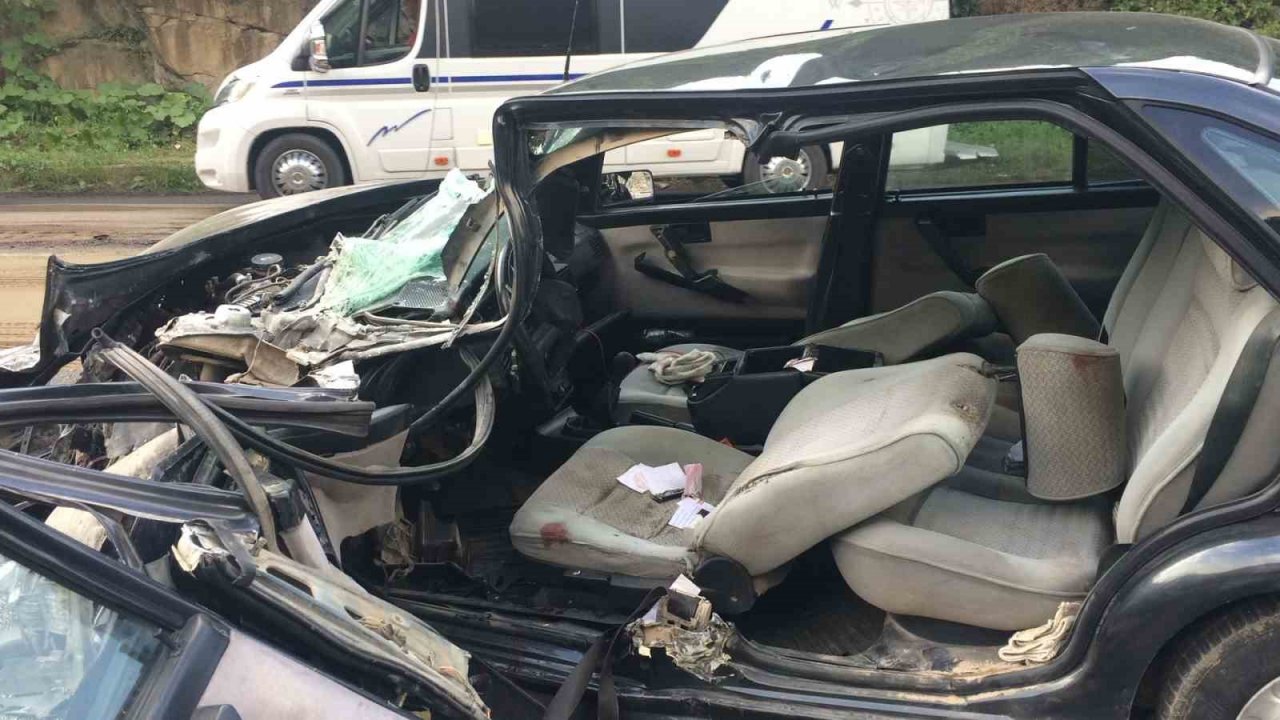 Trabzon’da tur otobüsü ile otomobil çarpıştı: 3 yaralı