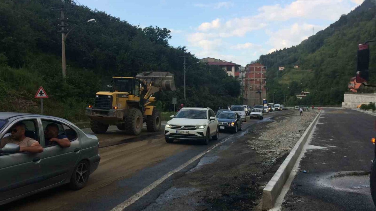 Trabzon’da tur otobüsü ile otomobil çarpıştı: 3 yaralı
