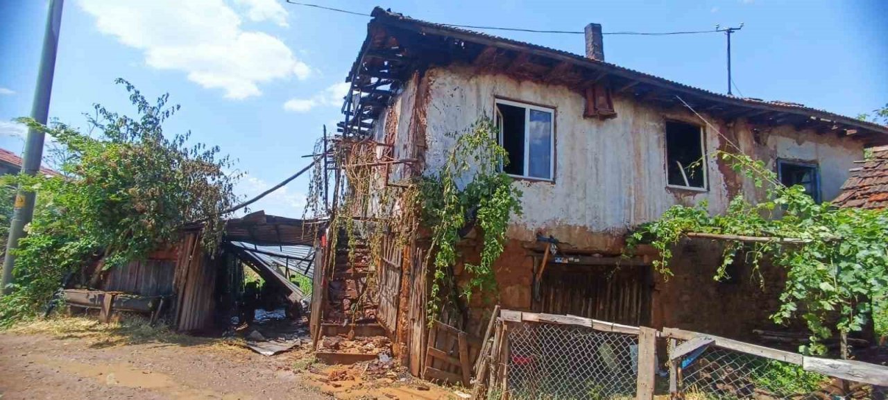 Uşak’ta çıkan yangında ev ve traktör zarar gördü