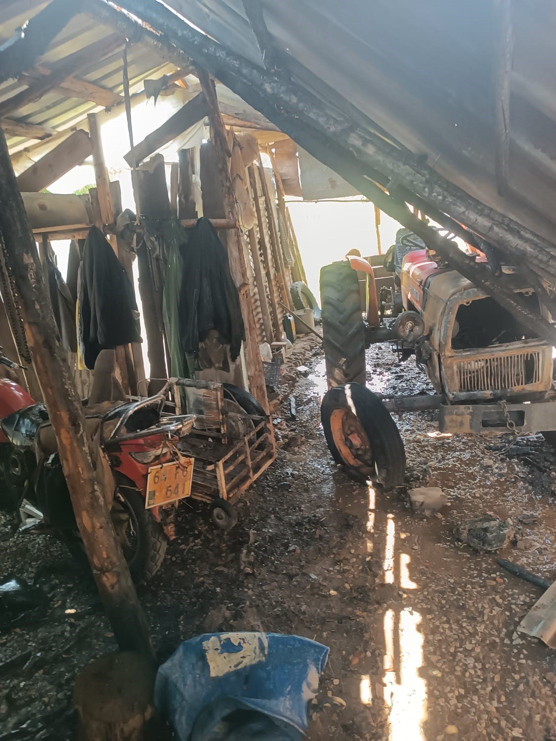 Uşak’ta çıkan yangında ev ve traktör zarar gördü