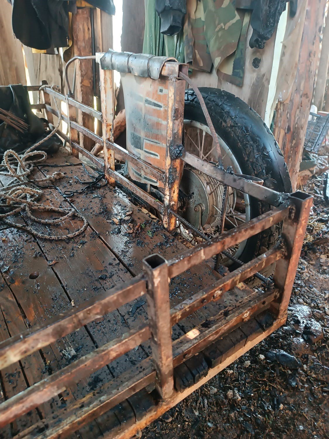 Uşak’ta çıkan yangında ev ve traktör zarar gördü