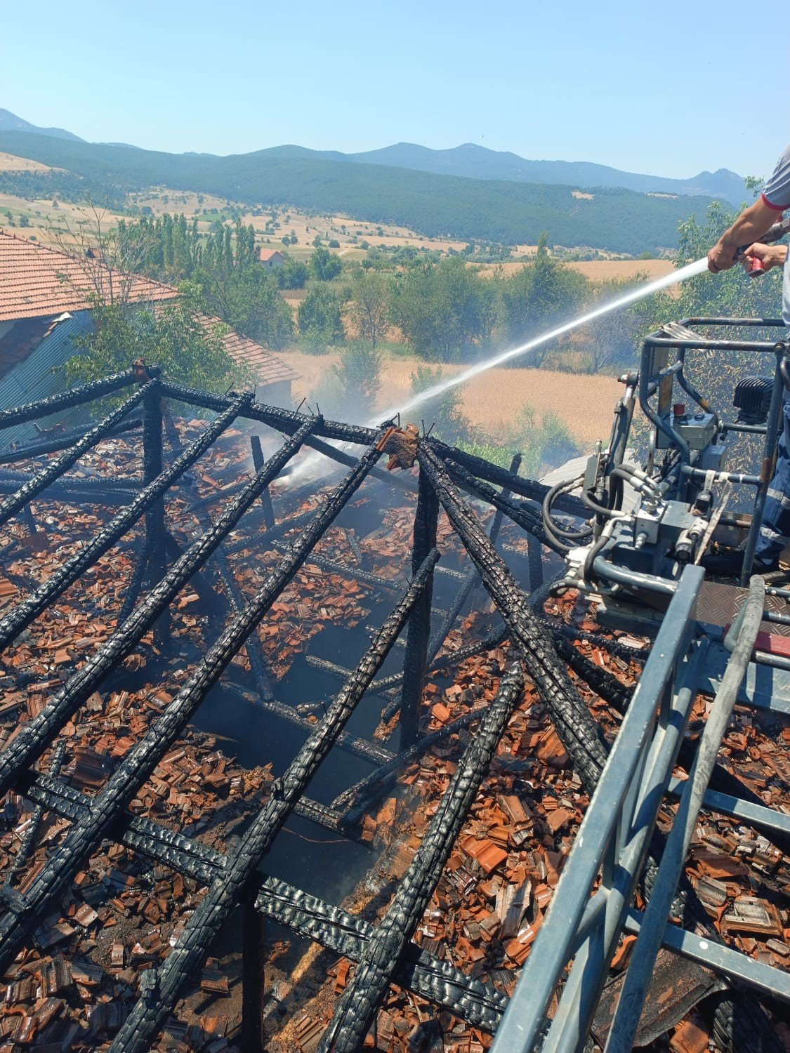 Uşak’ta çıkan yangında ev ve traktör zarar gördü