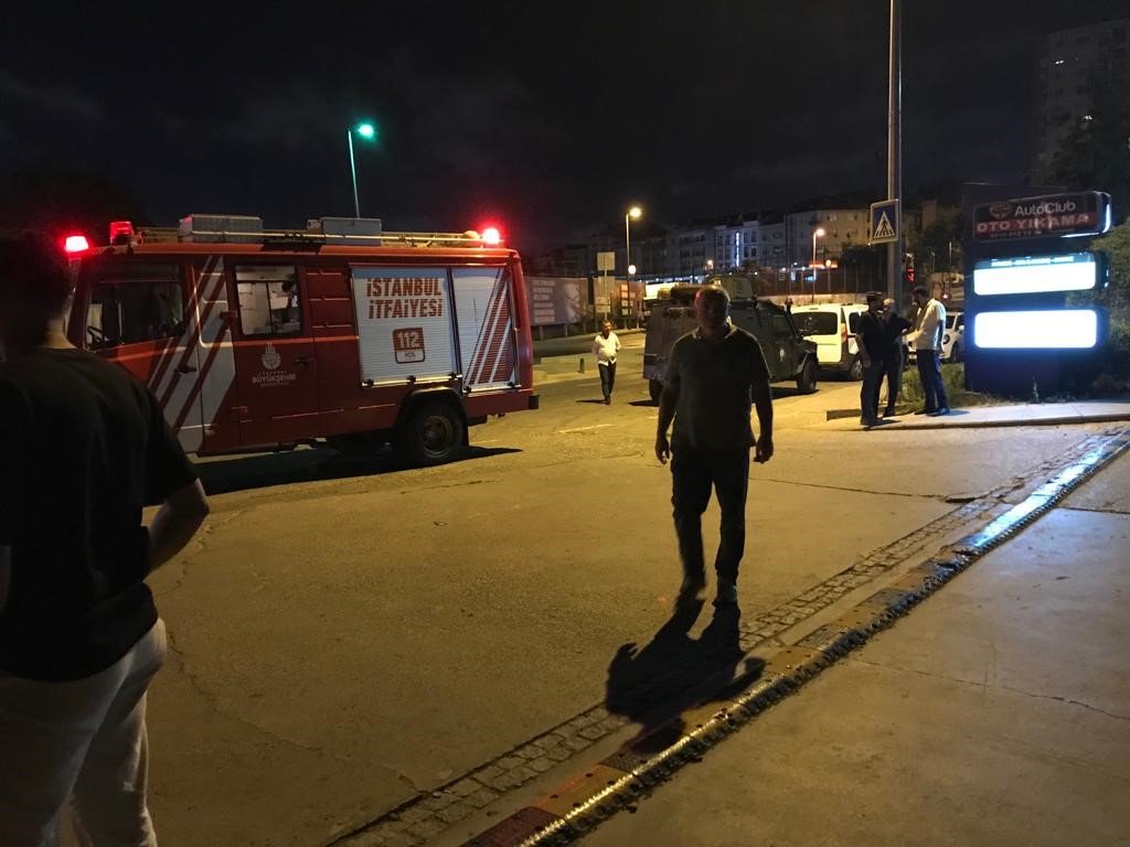 Veliefendi Hipodromu önündeki yangında kundakçı şüphesi: Hipodromun karşısındaki iki ayrı noktada yangın